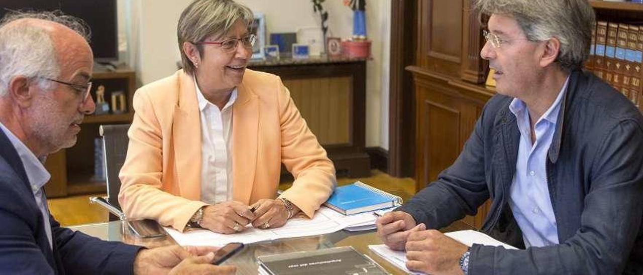 José Juan Durán, Rosa Quintana y José Cacabelos, ayer. // FdV