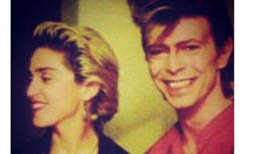 Madonna cuelga una imagen junto a Bowie.