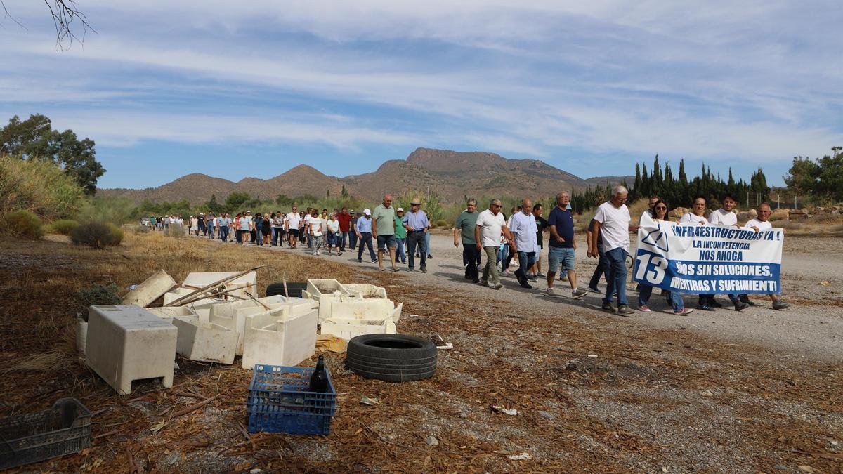 Los manifestantes recorrían la rambla de La Torrecilla, plagada de vertidos ilegales