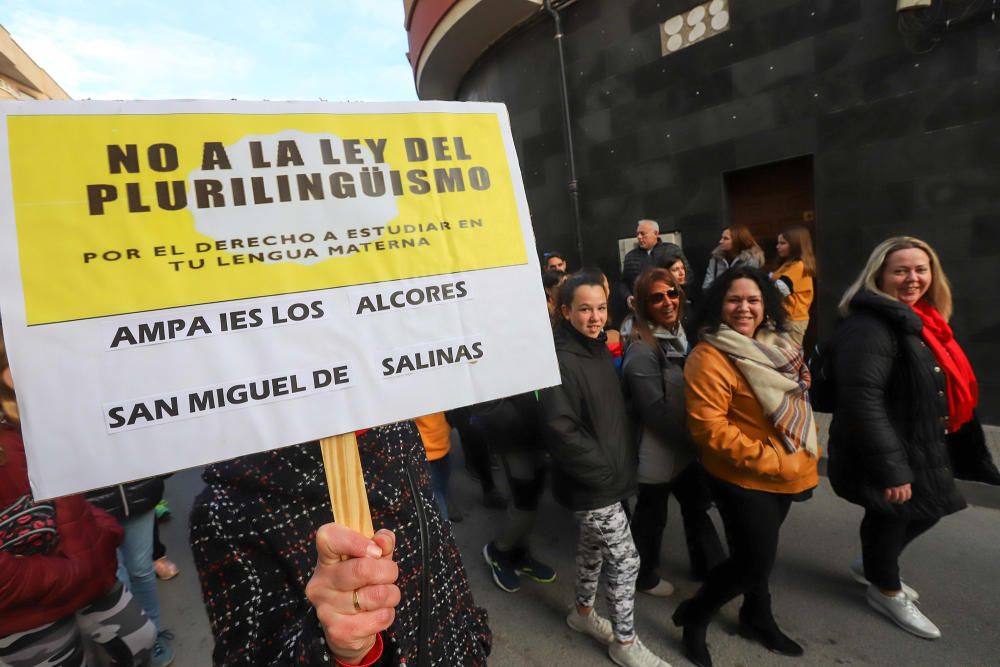 Veinte mil personas reclamaron ayer en las calles de Orihuela la derogación de la ley de Plurilingüismo