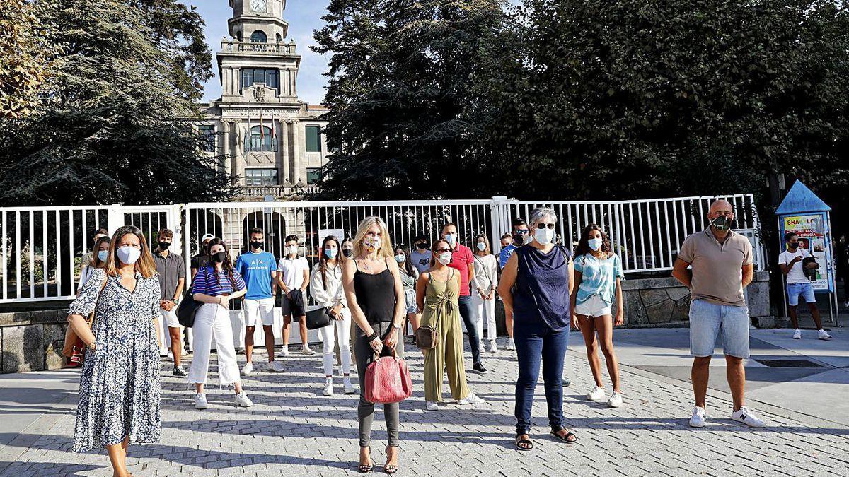 Alumnos del Santa Irene y padres, concentrados en protesta por las clases de tarde.