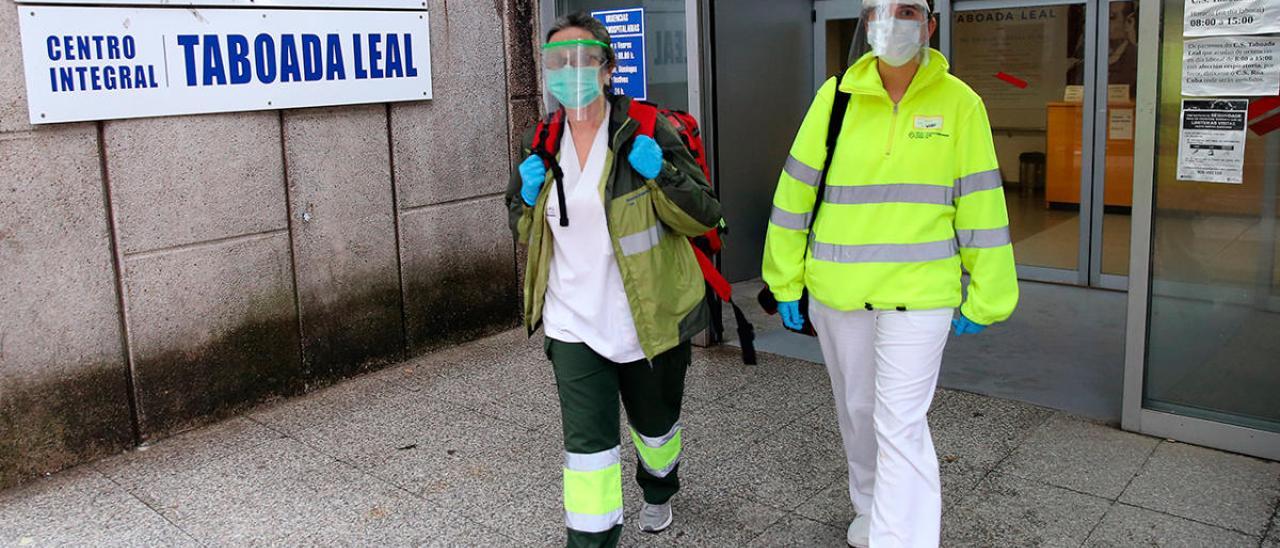 Elisa y Mónica, médica y enfermera, saliendo del PAC de Vigo.