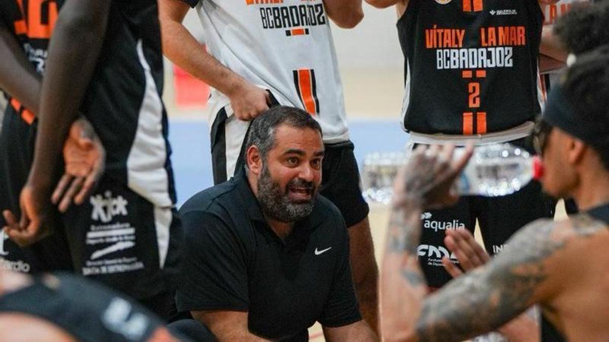 Pablo Cuevas da indicaciones a sus jugadores durante un partido