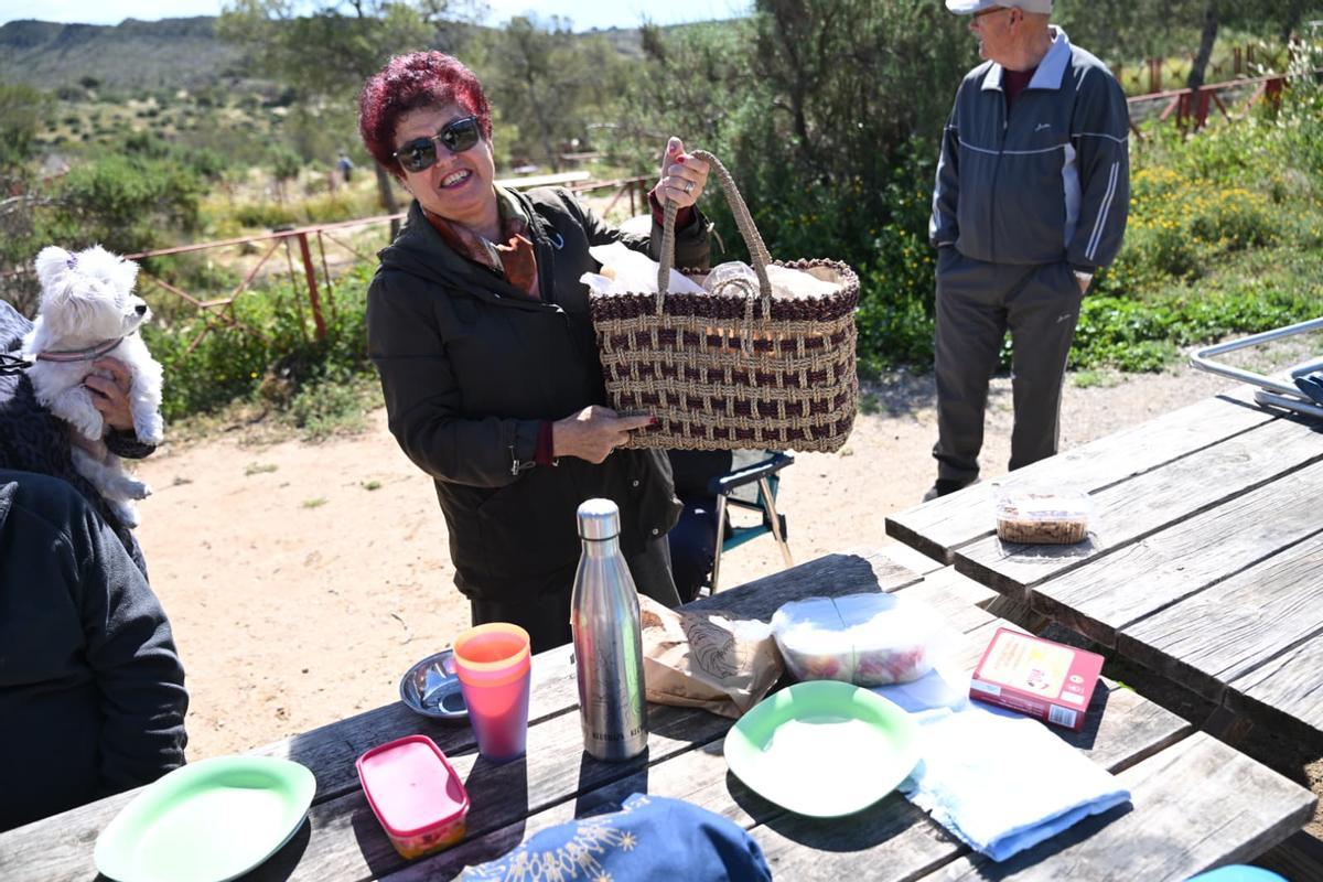 Familias celebran la mona en el Pantano de Elche y demandan mejoras en el paraje