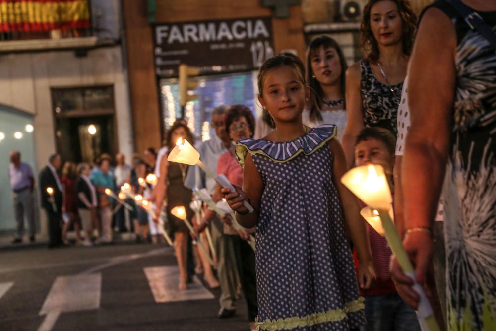 Los Armaos guían en Orihuela a la Virgen de Monserrate