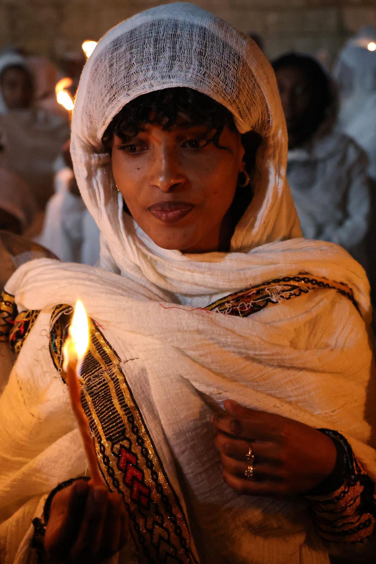 Cristianos ortodoxos celebran “Fuego Sagrado” en Jerusalén. eregrinos cristianos ortodoxos sostienen velas durante la ceremonia del Fuego Sagrado, un día antes de la Pascua ortodoxa, el sábado 15 de abril de 2023 en la Iglesia del Santo Sepulcro en la Ciudad Vieja de Jerusalén, donde muchos cristianos creen que Jesús fue crucificado y enterrado antes de resucitar.