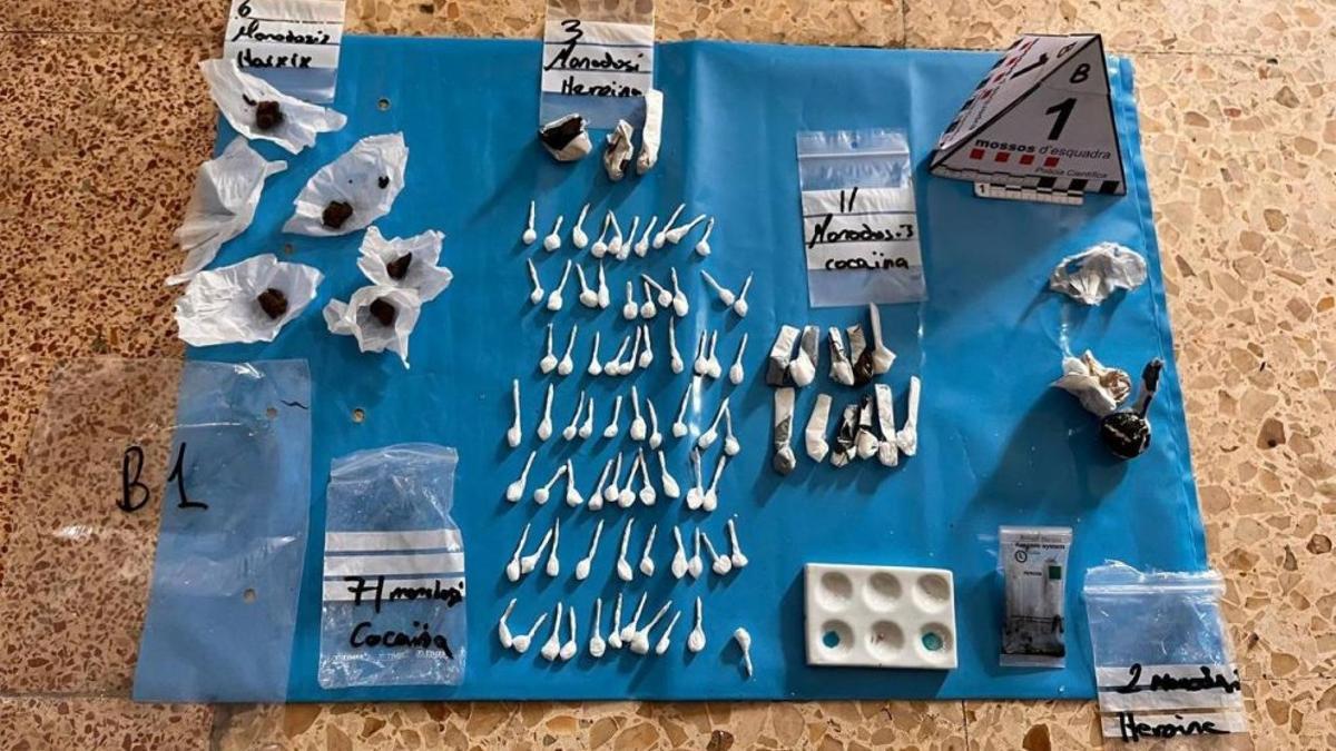 Mercancía incautada por los Mossos d'Esquadra en el narcopiso de Campclar, en Tarragona.