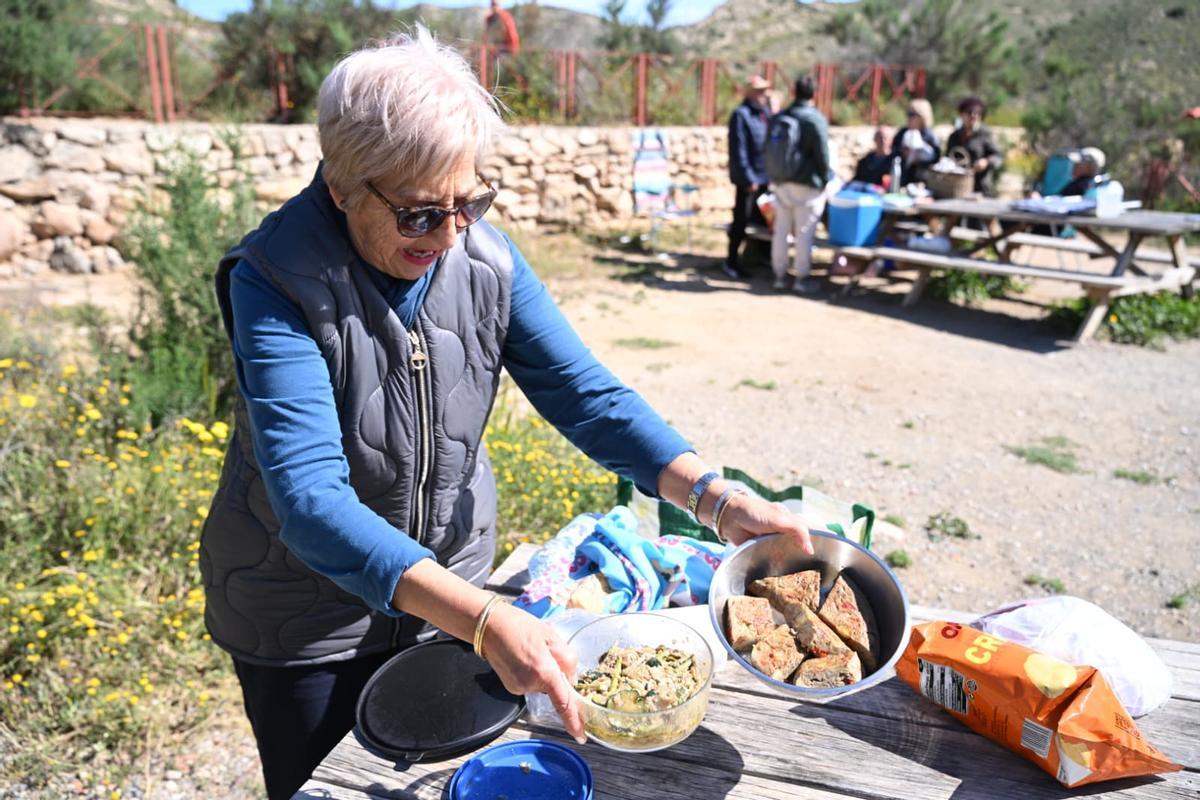 Familias celebran la mona en el Pantano de Elche y demandan mejoras en el paraje