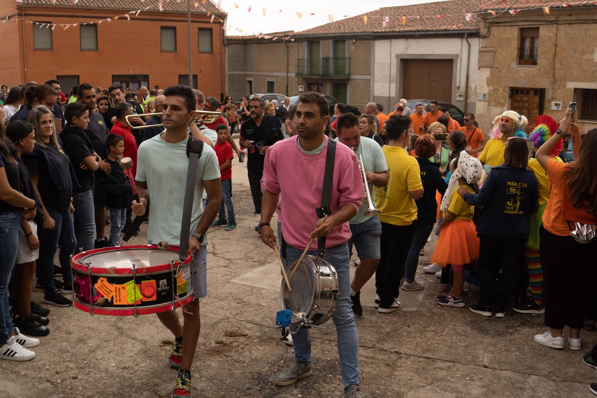 GALERIA | Lo mejor del desfile de peñas en las fiestas de Corrales del Vino