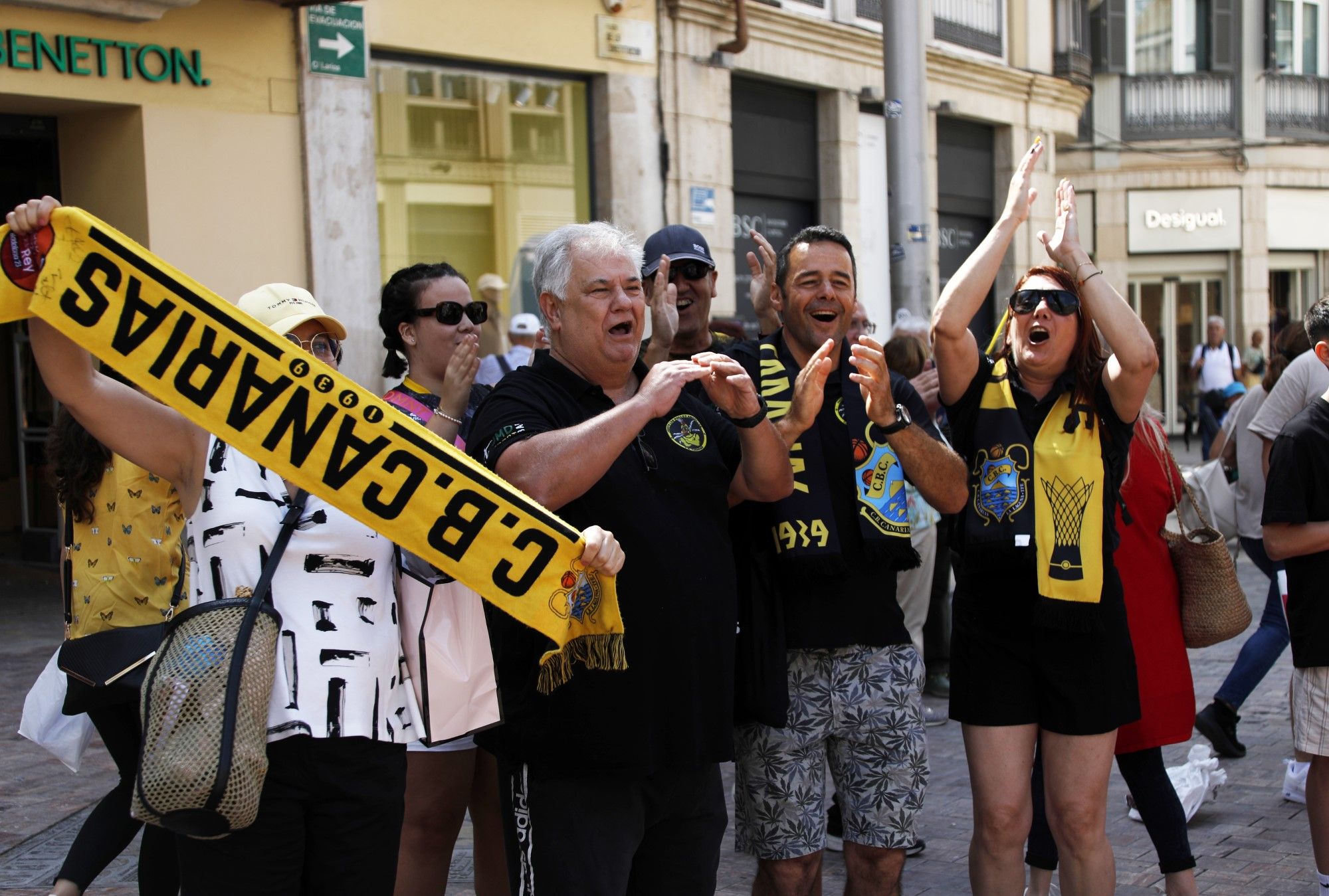 La aficiones ponen color al Centro de Málaga antes del inicio de la Final Four de la BCL