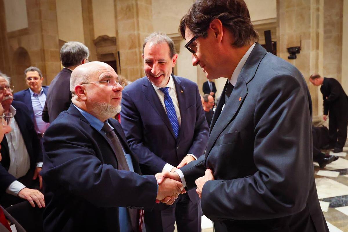 El escrito y profesor Ferran Sáez, el conseller Espadaler y el president Illa.