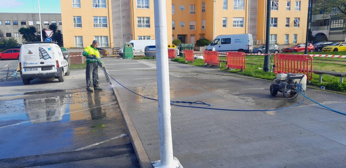 Un operario trabajando en la Plaza de Europa
