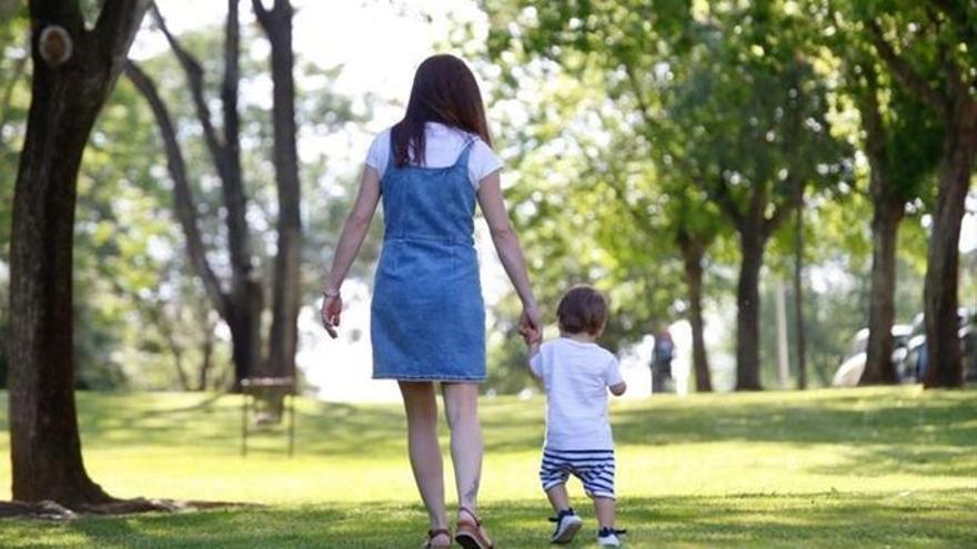 Una mujer pasea con su hijo, en una imagen de archivo.