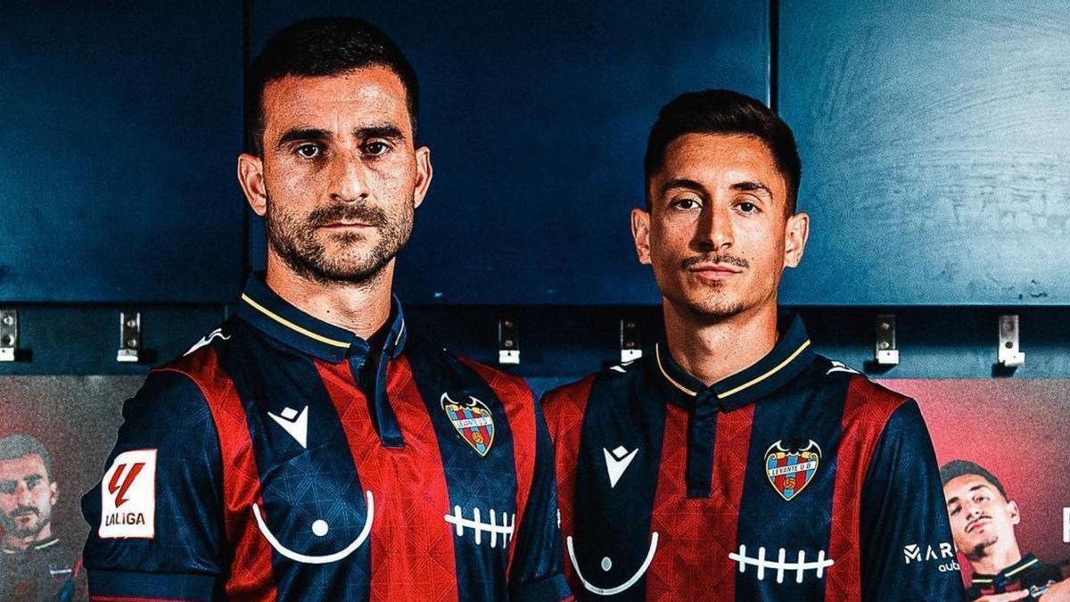 Postigo y Pablo Martínez posan con la equipación que llevará esta noche el Levante ante el Racing de Ferrol.