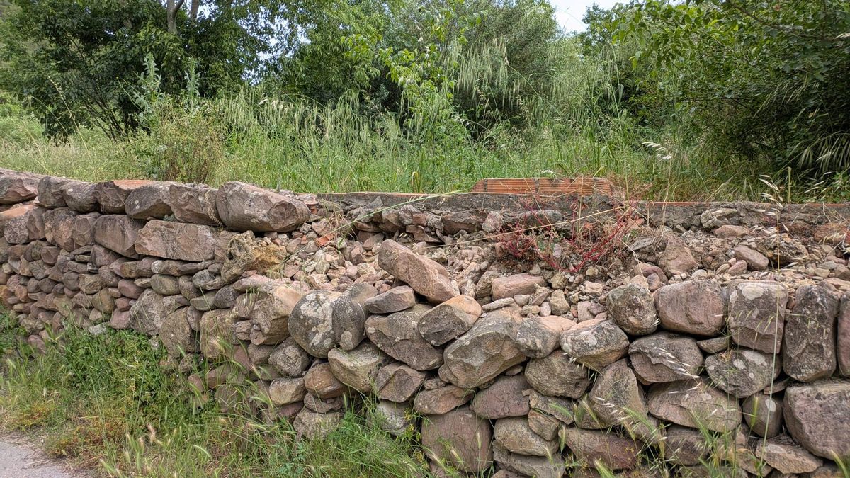 Otra de las construcciones de piedra en seco de Artana afectadas por la sustracción de material.