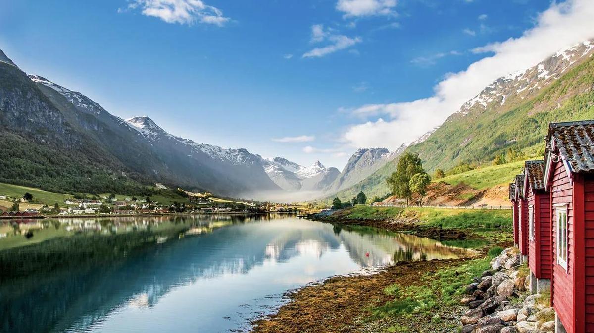 Viajar a los fiordos noruegos desde Málaga cuesta unos 1800 euros.