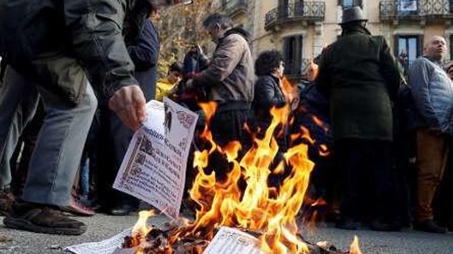 Un manifestante quema ejemplares de la Constitución.