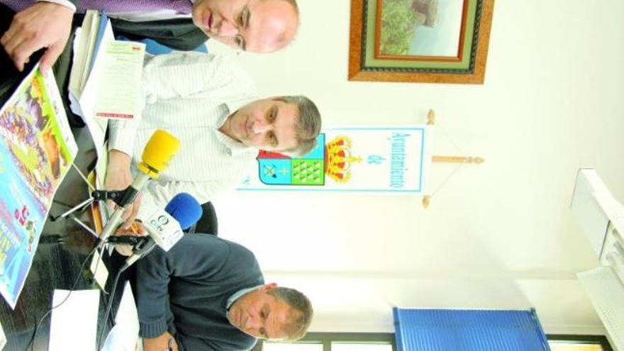 Emilio Llaneza, Mario Efrén García y Miguel Ángel García, en la presentación.