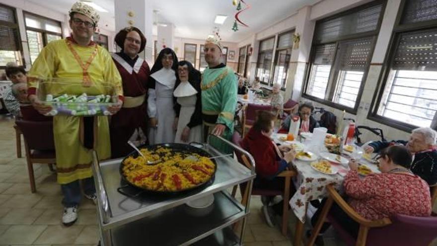 Los Reyes Magos y la paella solidaria organizada ayer en el asilo de San José.