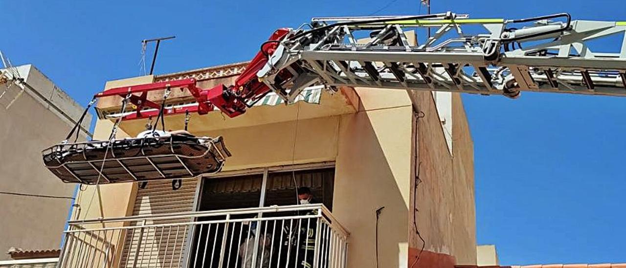 Rescatan a un hombre de 185 kilos que no podía salir de su casa en Torrevieja