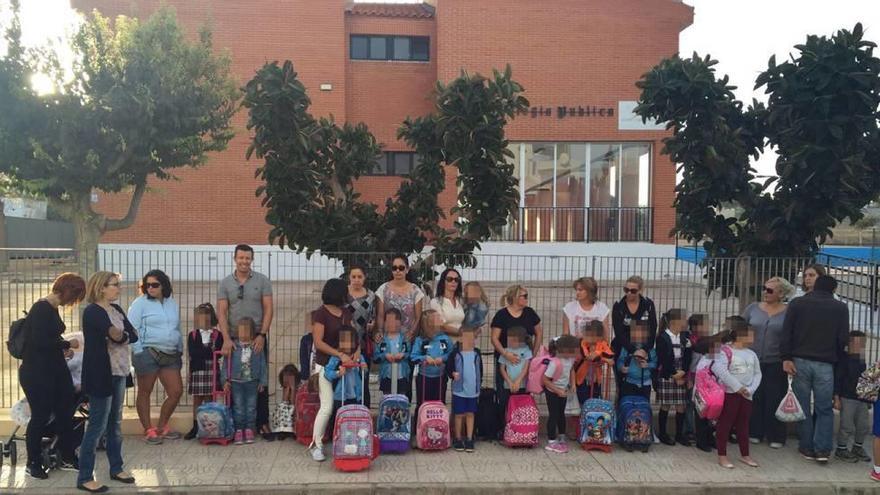 Padres y alumnos del colegio de Roche se movilizan para que se desdoble un aula