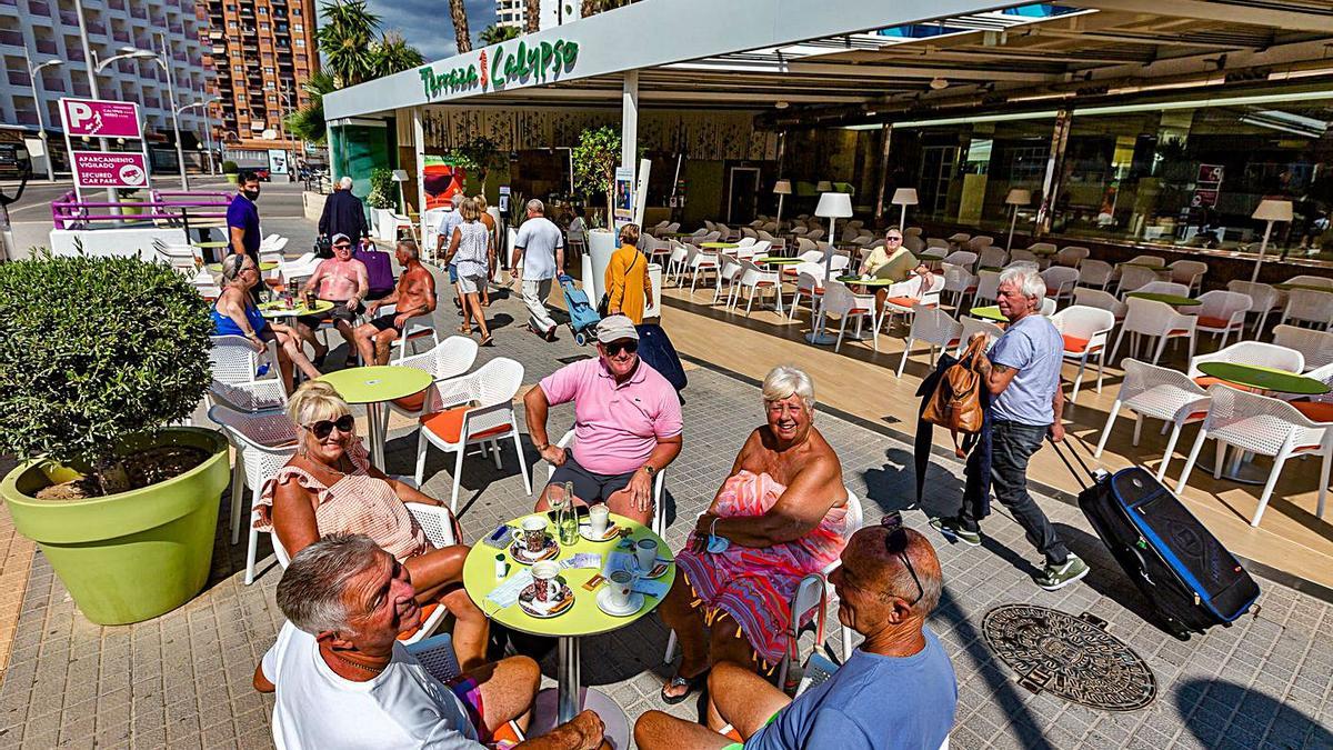 Turistas británicos en la terraza del hotel Calypso de Benidorm, reabierto este mes. | DAVID REVENGA