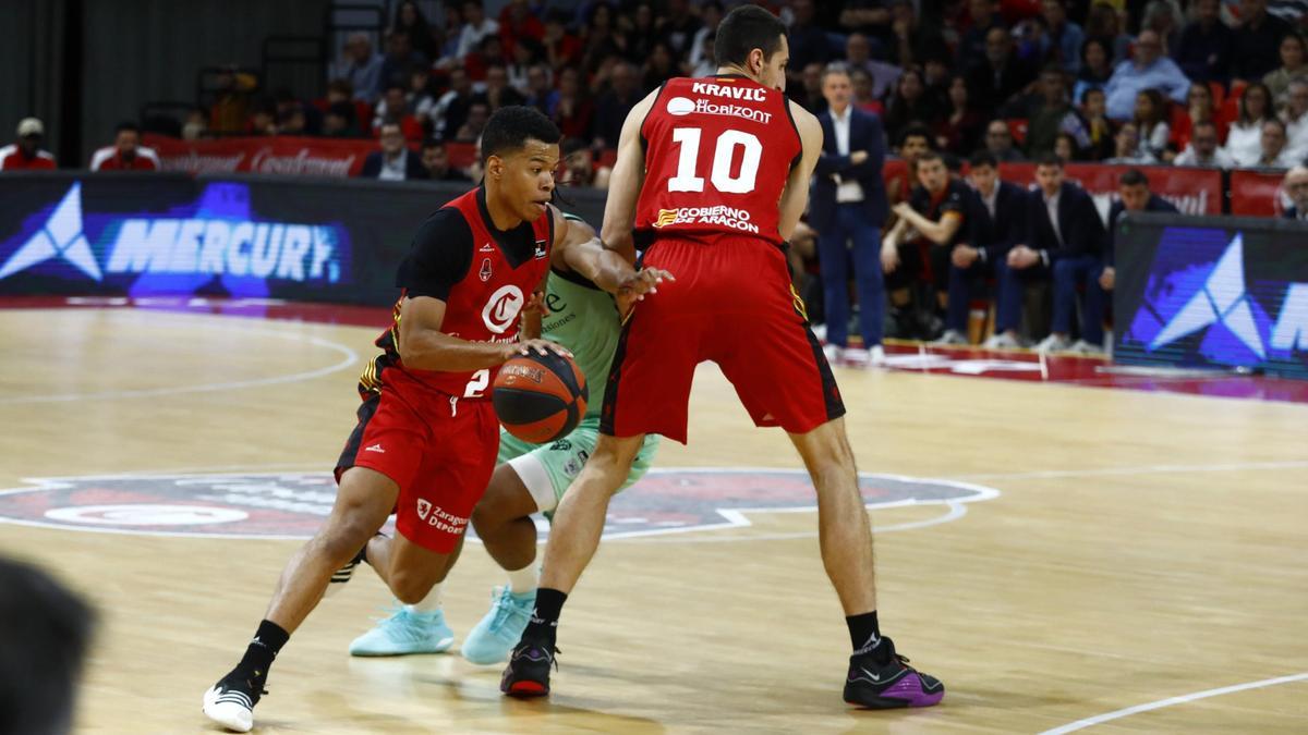 Trae Bell-Haynes avanza con el balón gracias a una buena pantalla fijada por Dejan Kravic en el encuentro entre el Casademont Zaragoza y el Bilbao Basket.