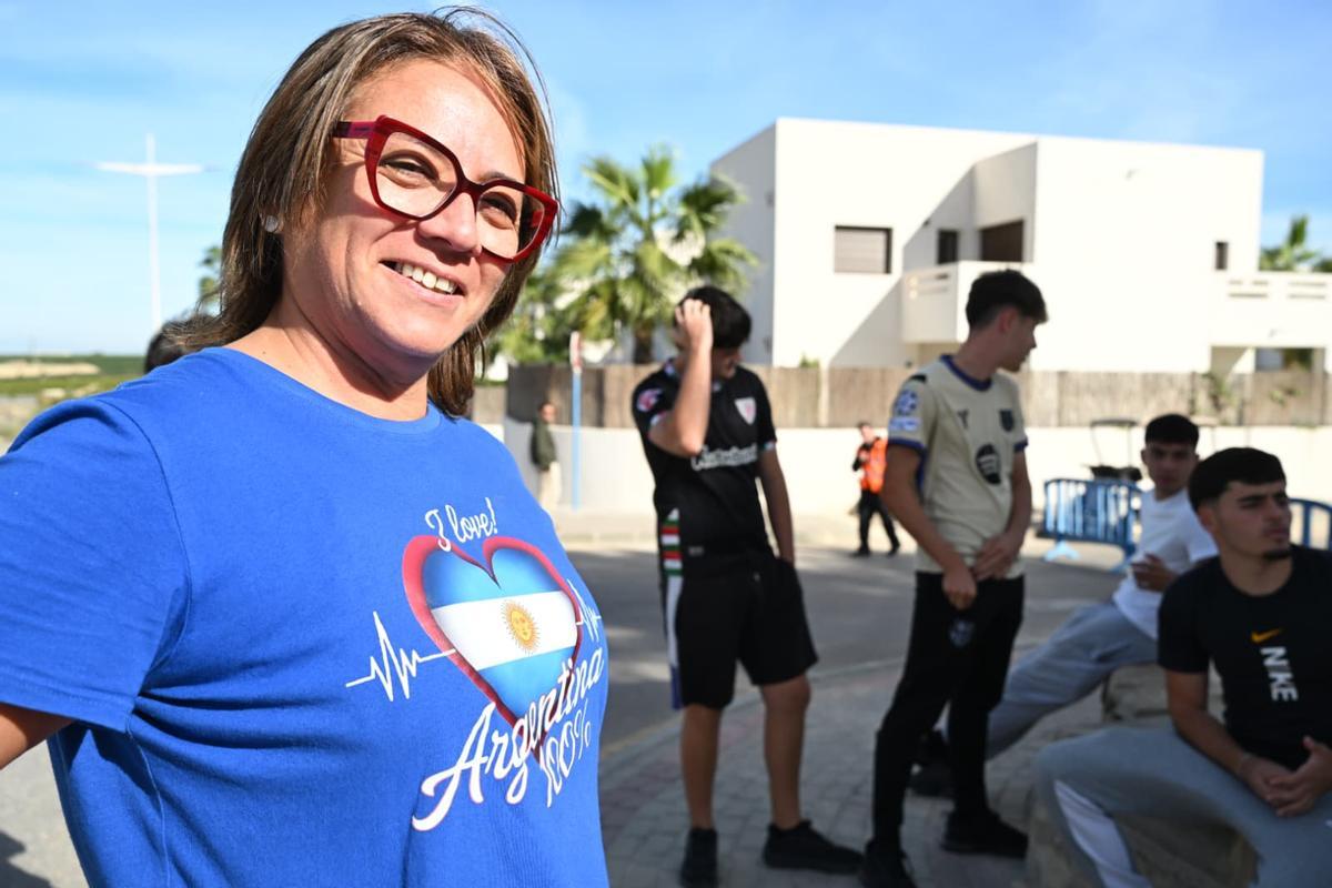 Aficionada argentina en las afueras de las instalaciones de La Finca Resort