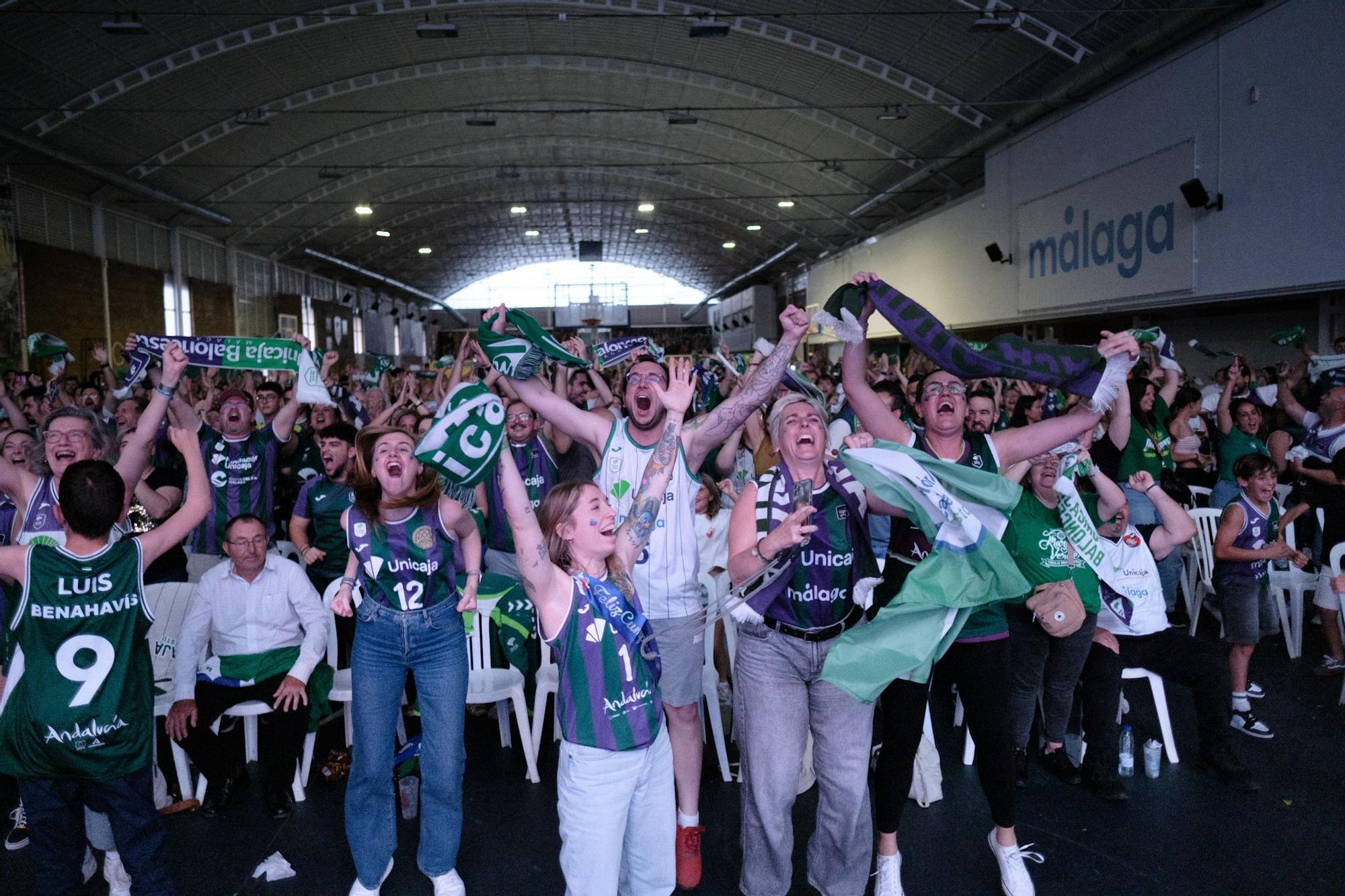 La afición del Unicaja sigue la final de la BCL en Los Guindos