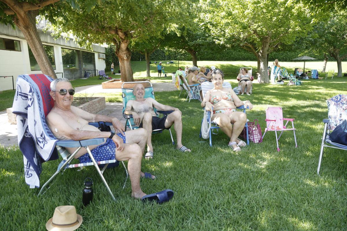 Decenas de cordobeses desafían al calor con el primer chapuzón del año