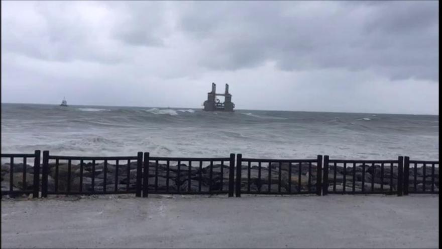 Una plataforma marítima encalla en la costa de Málaga