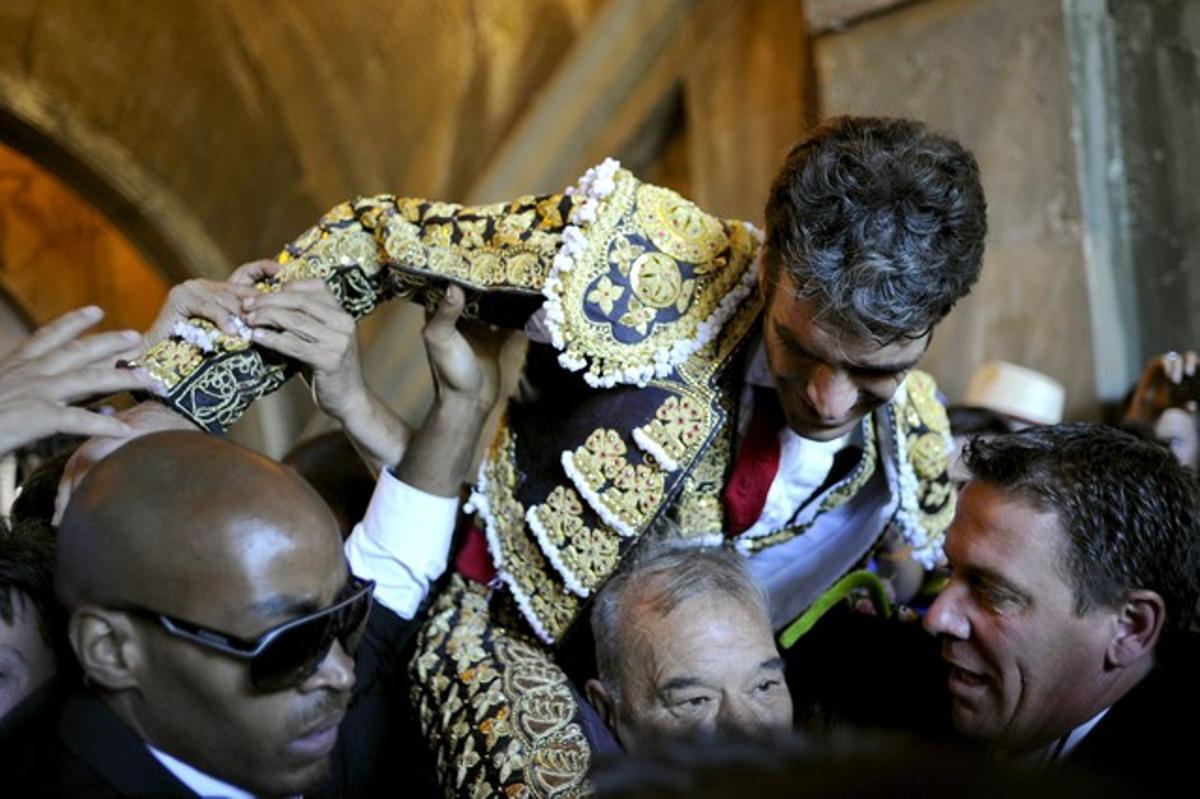 José Tomás surt a collibè de la plaça de Nimes.