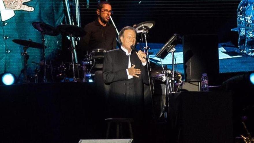 Julio Iglesias reaparece en Uzbekistán tras dos años de ausencia