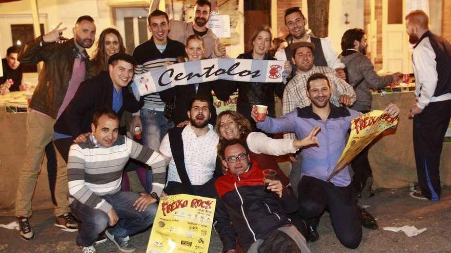 Miembros de la peña Centolos Celestes celebran en Bouzas, ayer, la clasificación del Celta para Europa. // José Lores