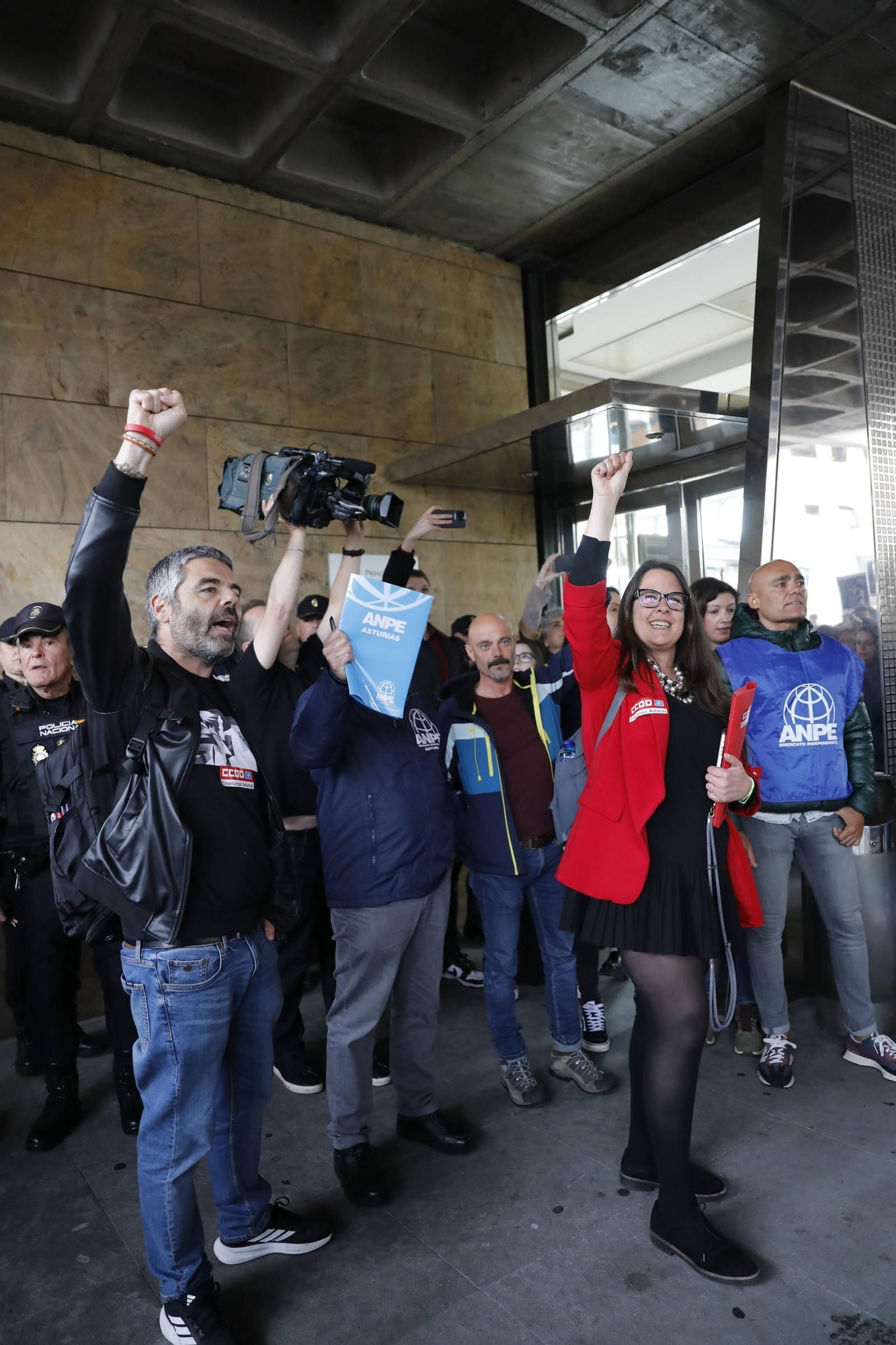 EN IMÁGENES: Cientos de profesores se concentran en Oviedo mientras Gobierno y sindicatos negocian