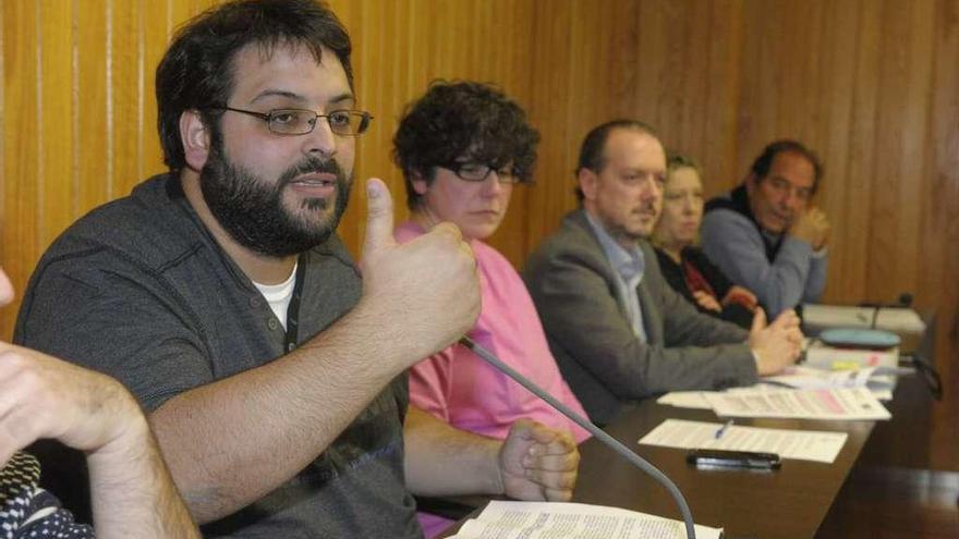 El concejal de Mobilidade, Dani Carballada, durante un pleno, en Cambre.