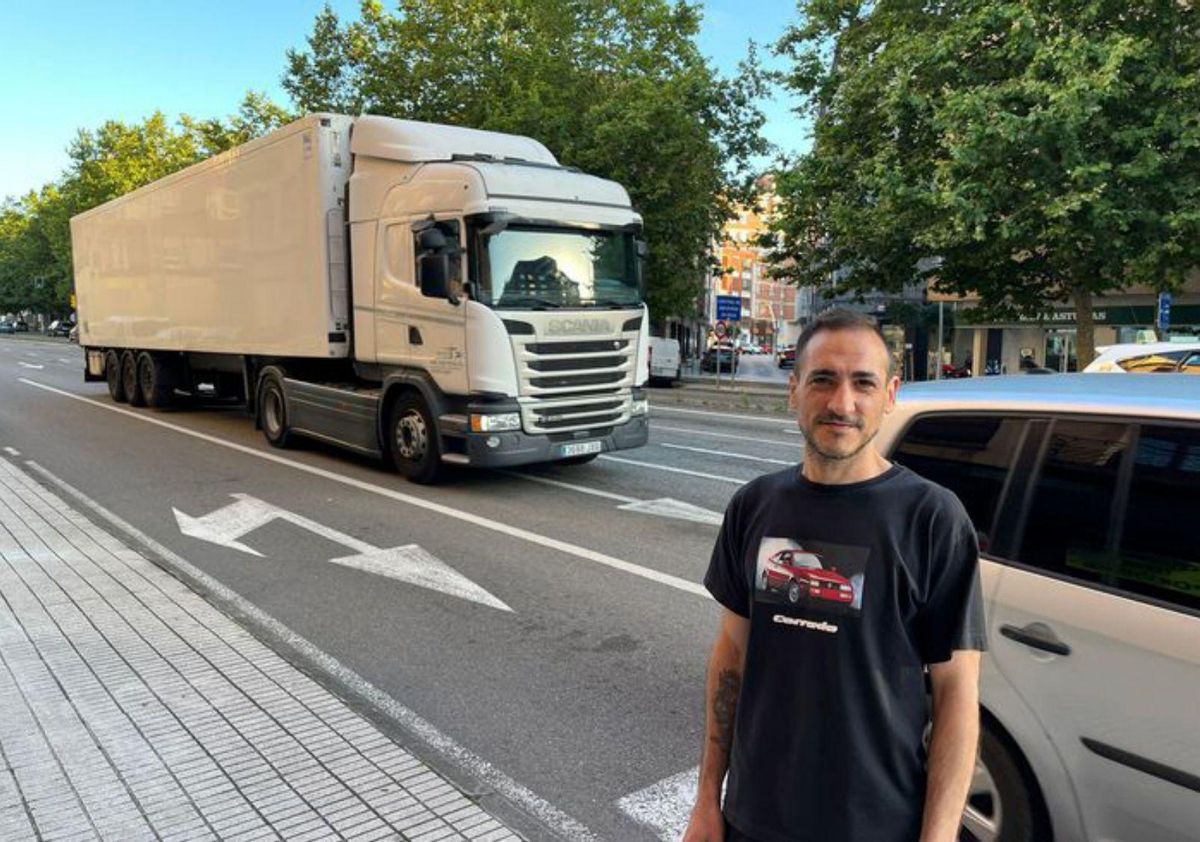 Por la izquierda, Jesús Ángel Martín, en Príncipe de Asturias, con un camión cruzando la avenida a su espalda, y Francisco Gómez, cruzando por el paso de peatones de Cuatro Caminos.