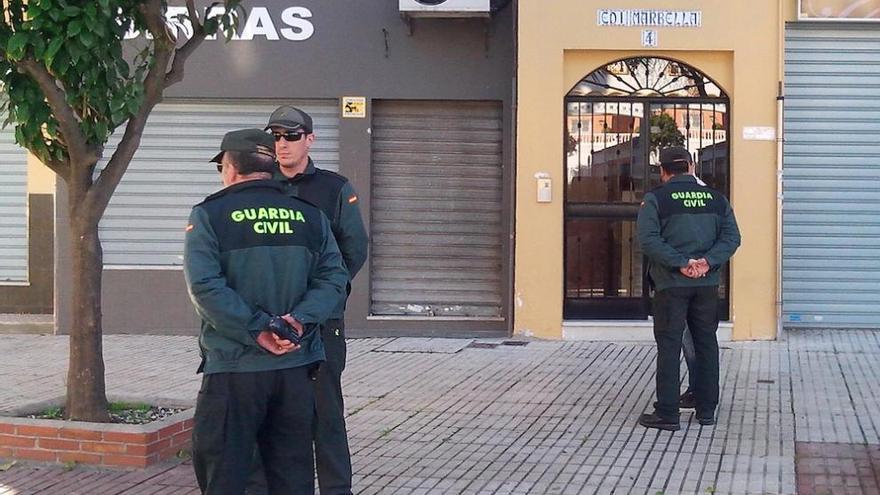 Varios agentes de la Guardia Civil, durante el registro de la vivienda.