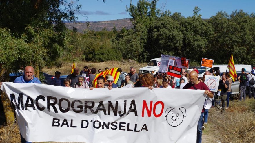 &quot;David contra Goliat&quot; en las Cinco Villas: un pequeño pueblo gana otra batalla a las macrogranjas