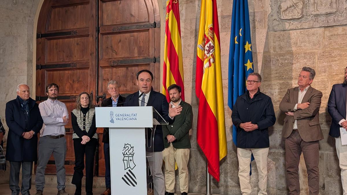 Juanfran Pérez Llorca, junto al conseller Martínez Mus y vecinos afectados por los deslindes de las costas.