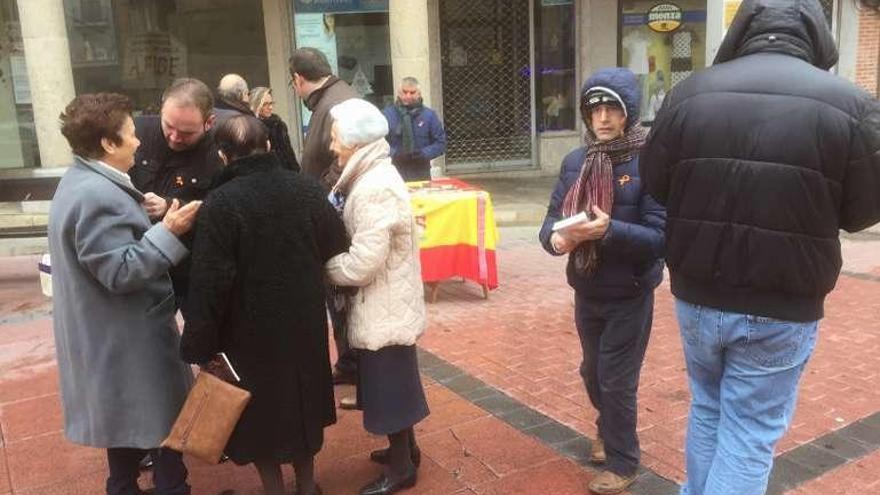 El PP reparte constituciones en Santa María