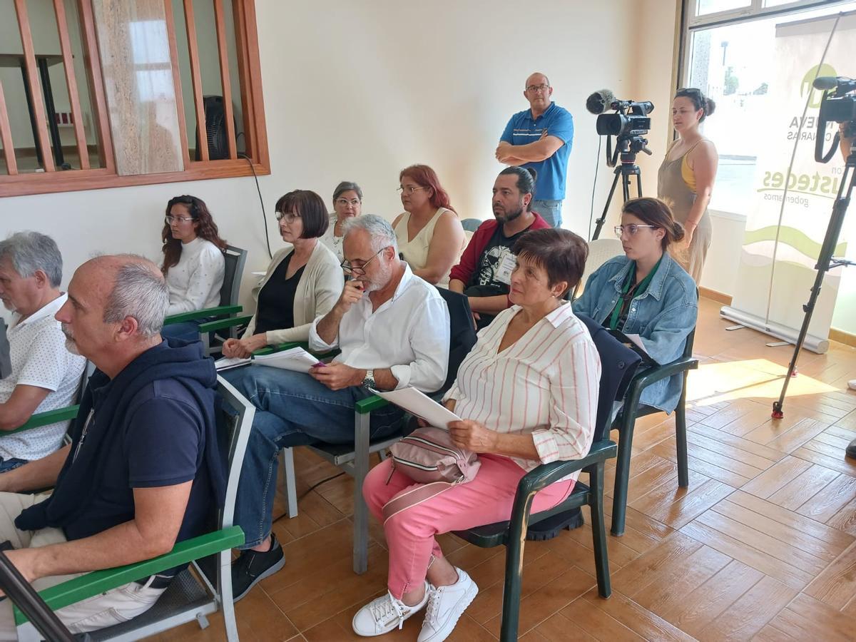 Público asistente a la presentación del proyecto en material social de Nueva Canarias y Unidos por Yaiza para las elecciones del 28 de mayo al Cabildo de Lanzarote.