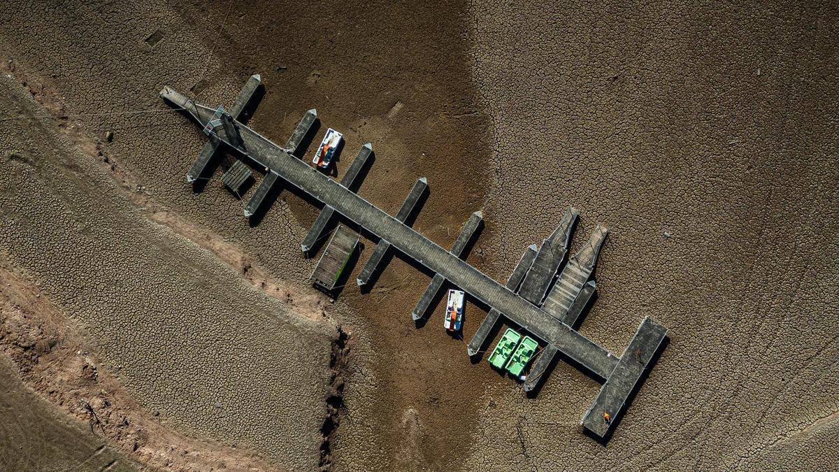 El pantà de Sau, a vista de dron, testimoni dels estralls de la sequera