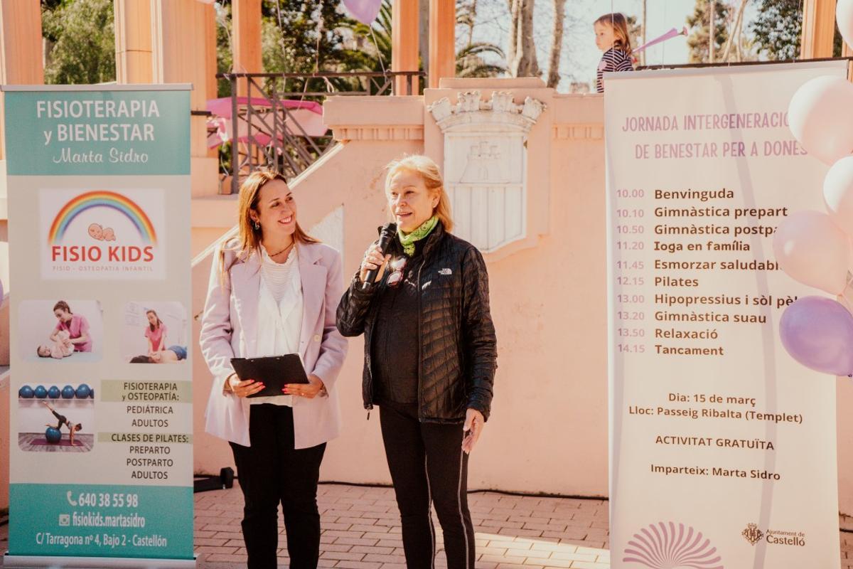 La presidenta del Consell Municipal d’Igualtat, Clara Adsuara, junto a la periodista de Mediterráneo, Eva Bellido, en la presentación.