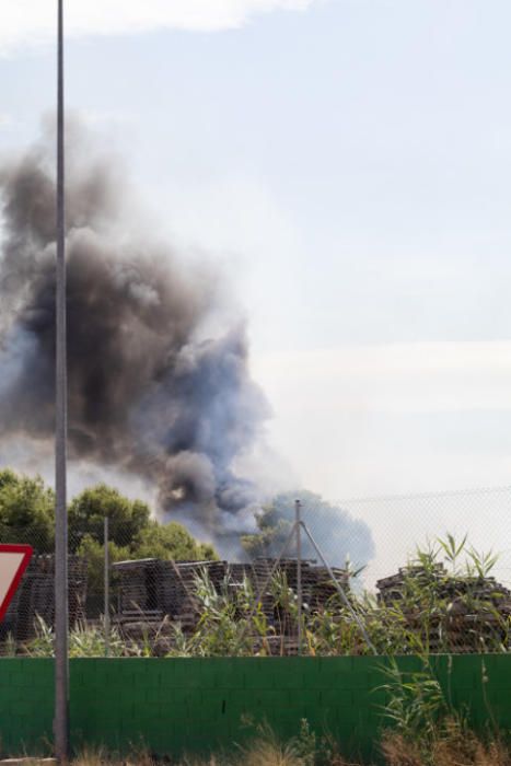 Un incendio en Aldaia es visible a varios kilómetros