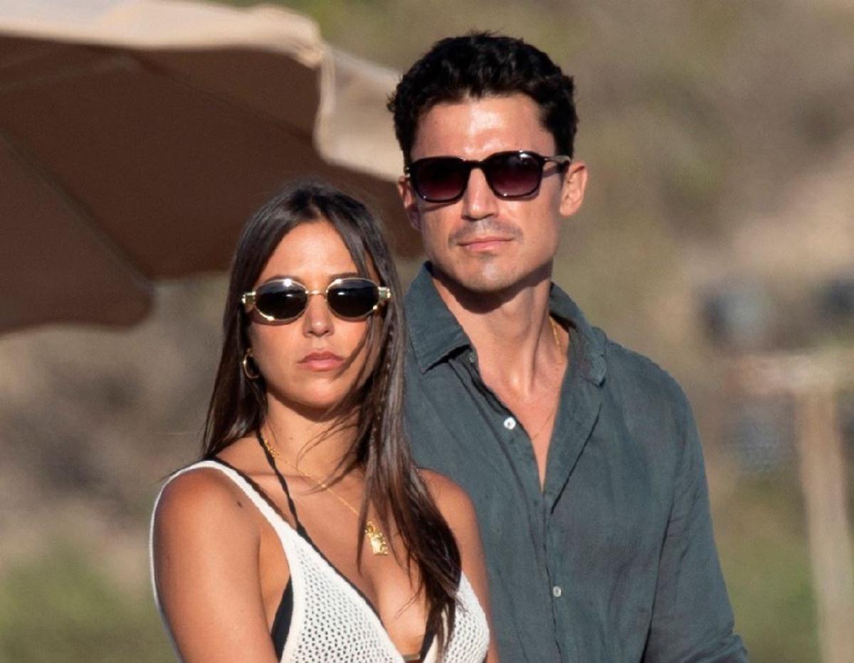 ALEX GONZALEZ PAREJA | El actor Álex González y su pareja ya no se  esconden: el romántico paseo por la playa
