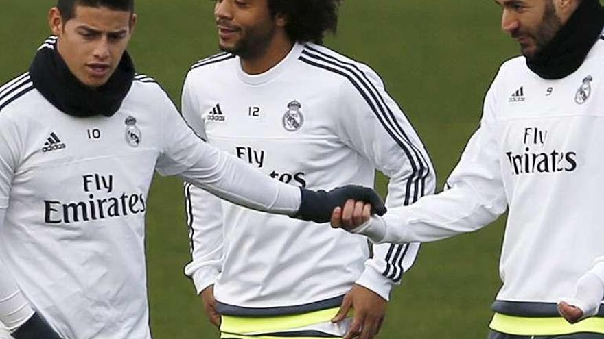 Marcelo, entre James y Benzema.