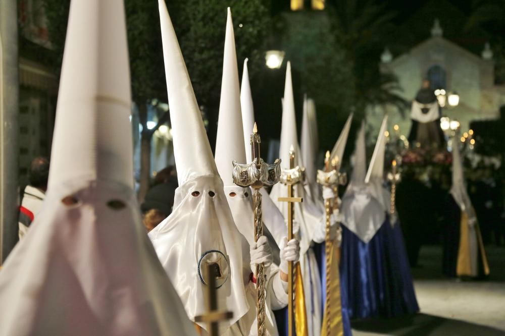 Algunas de las imágenes decanas de la Semana Santa se acercaron al mar y los paseos en Martes Santo