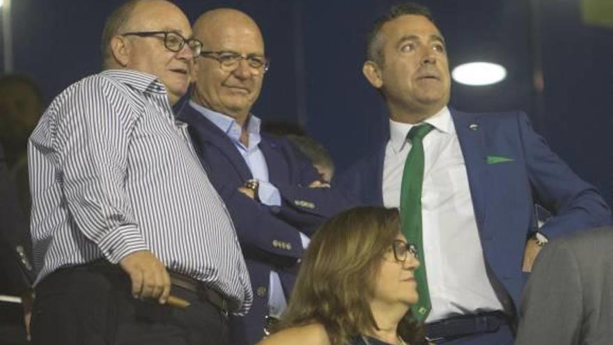 Ramírez, a la izda., y el presidente del Elche Diego García, a la dcha. anoche en el Rico Pérez.