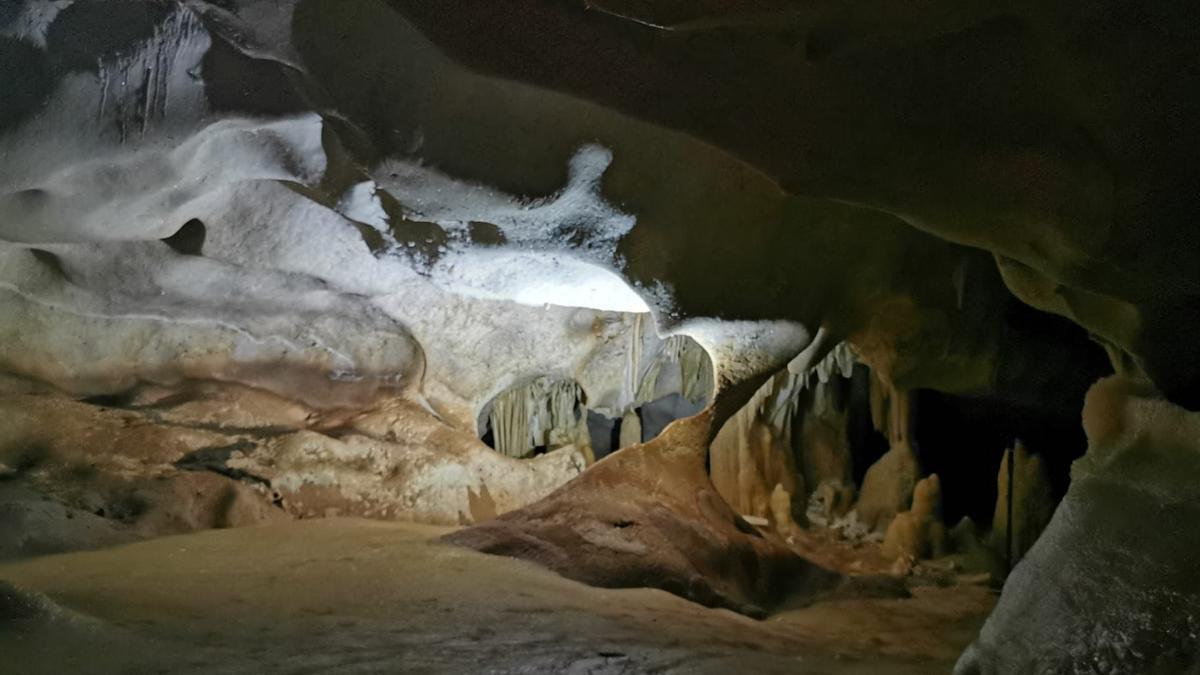 Un rincón de la cueva recién descubierta, en terrenos de la fábrica de cemento de La Araña.